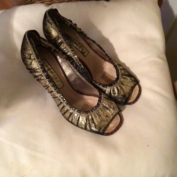 APEPAZZA Pleated Peep Toe Pump Distressed Gold 7.5M Shoe Heel Metallic - Picture 1 of 7